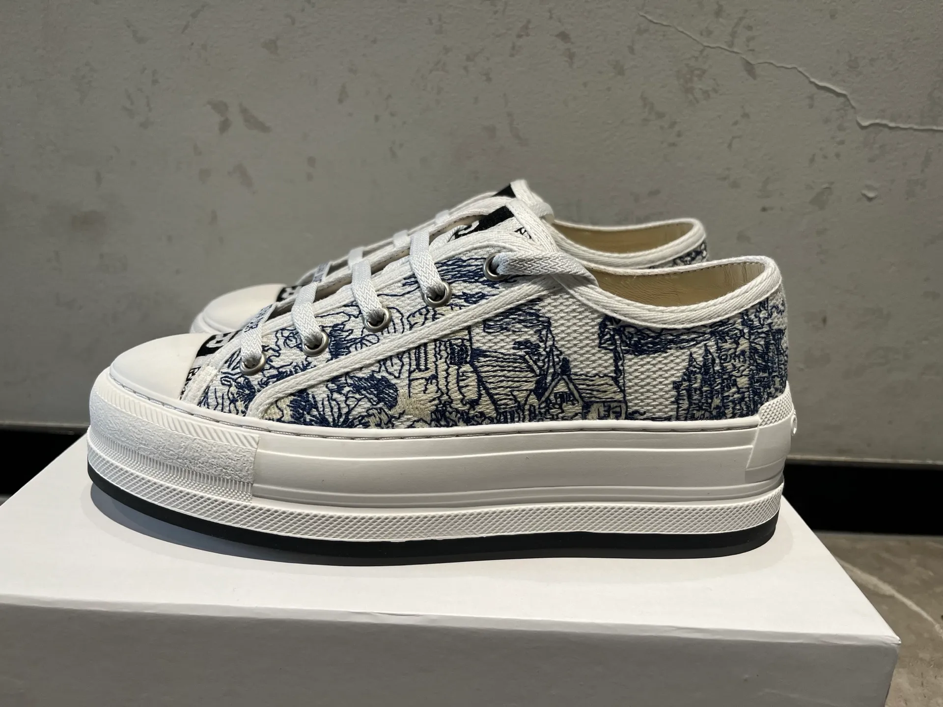 👟👟Ex-factory price 520👟👟 Walk‘n’Dior embroidered mid-top casual shoes are new in 2025. On the fashion stage, Dior embroidered shoes are the well-deserved protagonist. Delicate stitching is used on the upper, every stitch is devoted to the craftsman's efforts, and every thread is woven with artistic poetry. From complex floral patterns to smart geometric textures, embroidery is like the magic that gives shoes life, allowing them to show dynamic beauty even in static conditions.   Wearing Dior embroidered shoes feels like stepping into a dream world full of art. It is not only a pair of shoes, but also a walking piece of art that perfectly integrates fashion and culture. Whether you are strolling on the bustling city streets or attending important social occasions, Dior embroidered shoes can add unique charm to your style and become the focus of everyone's attention.   Choosing Dior embroidered shoes means choosing a persistent pursuit of quality and a unique understanding of fashion. Let it accompany you through every wonderful moment and leave your own fashion mark.  Material: Sheepskin lining, feet, silk cowhide, size 35-41, heel height 5cm